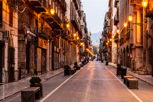 Fototapeta Naklejka Na Ścianę i Meble -  Morgen in Palermo bei aufgehender Sonne in der Altstadt auf Sizilien in Italien, Europa