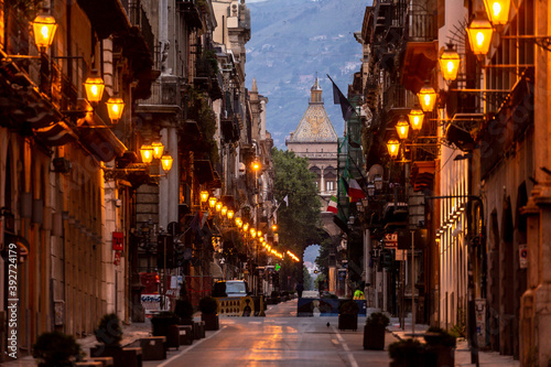 Morgen in Palermo bei aufgehender Sonne in der Altstadt auf Sizilien in Italien, Europa