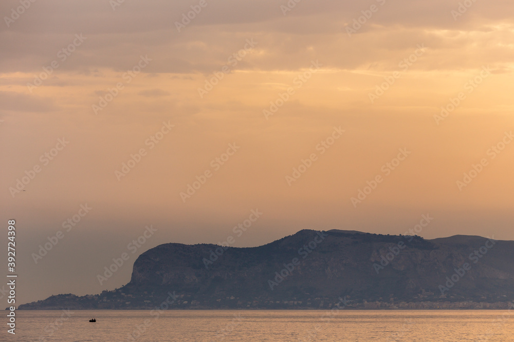 Sonnenaufgang über dem Meer bei Palermo in Sizilien Sonnenaufgang über dem Meer bei Palermo in Sizilien