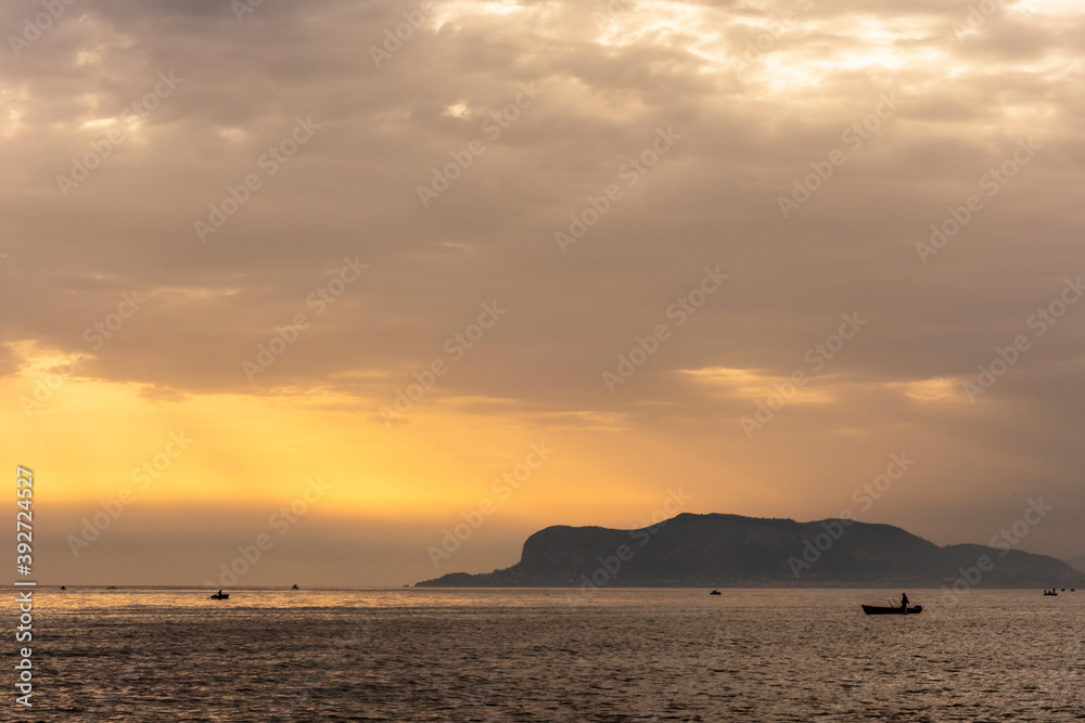 Sonnenaufgang über dem Meer bei Palermo in Sizilien