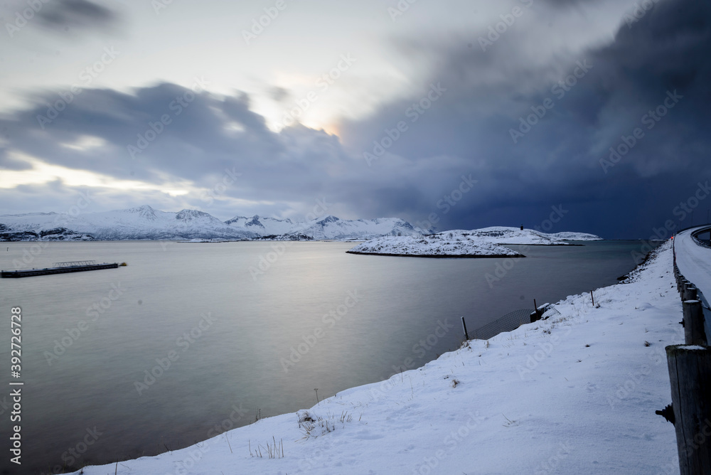 Obraz premium Sommaroy Bridge , puente que conecta las islas de Kvaloya and Sommaroy - Hillesoy. Nordland, Norway, Noruega al atardecer 