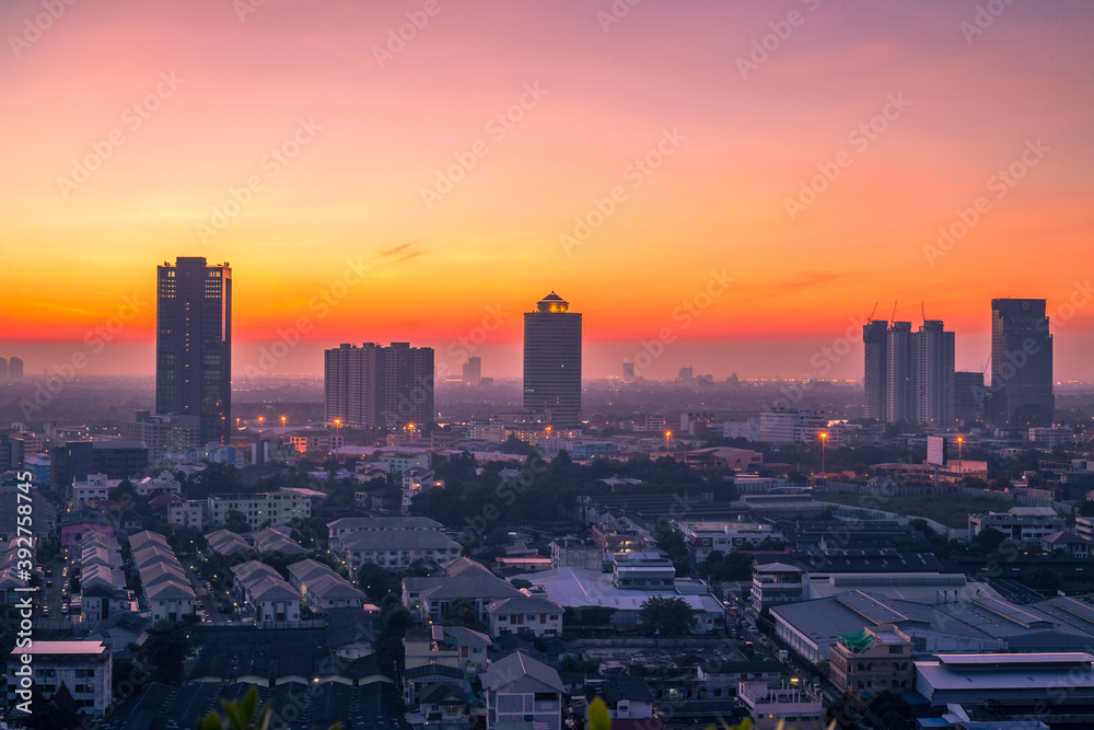 Obraz premium Panorama view of panoramic city views, overlooking a wide range of high-rise buildings, blurred breezes, residential distribution (condominiums, offices, expressways)