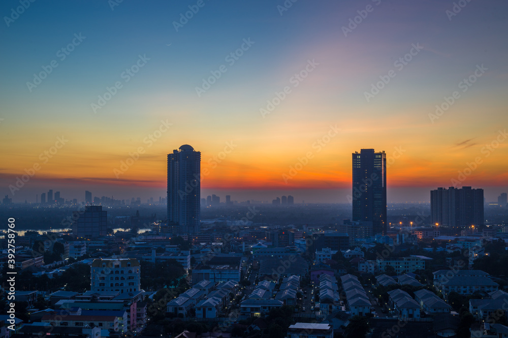 Panorama view of panoramic city views, overlooking a wide range of high-rise buildings, blurred breezes, residential distribution (condominiums, offices, expressways)