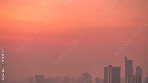 Panorama view of panoramic city views, overlooking a wide range of high-rise buildings, blurred breezes, residential distribution (condominiums, offices, expressways)