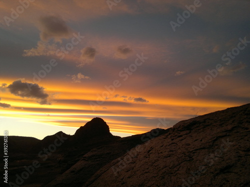 Cielo al atardecer con nubes rojizas photo
