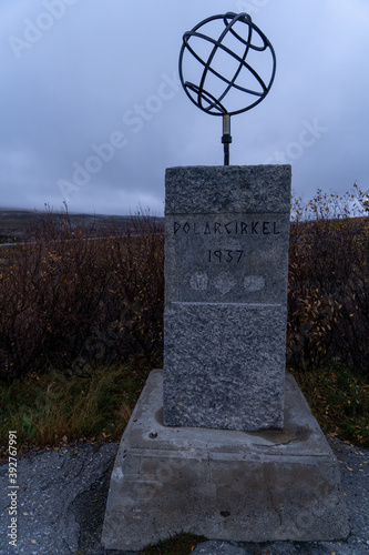 Pomnik symbolizujący położenie równoleżnika ziemskiego o szerokości geograficznej 66°33'39
