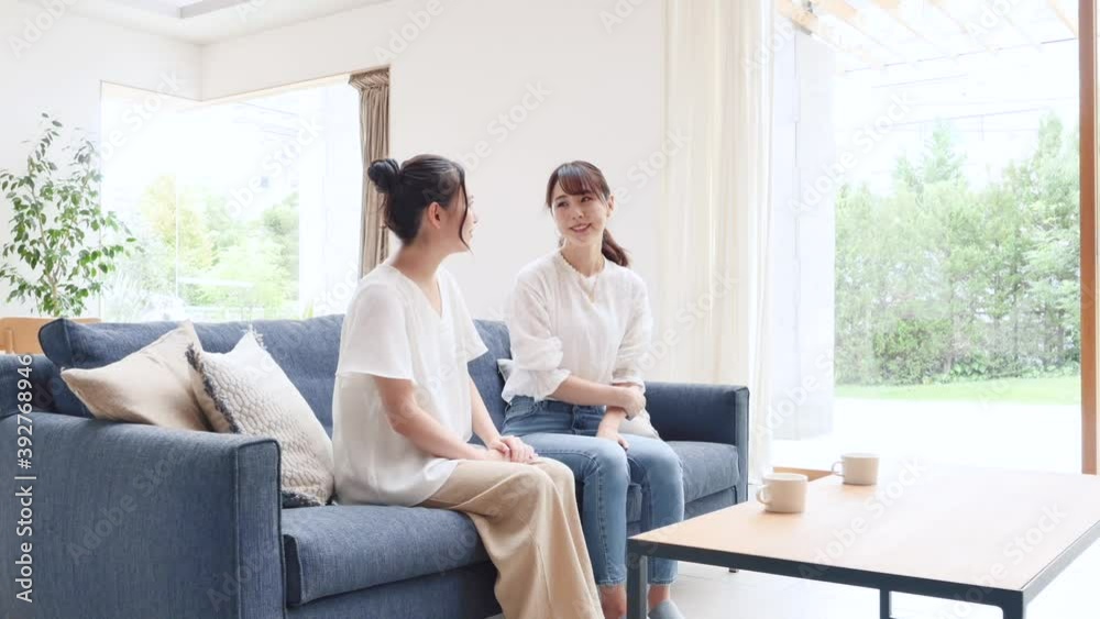 リビングで会話する女性