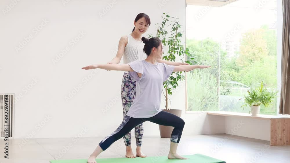 ヨガする女性 ヨガする女性