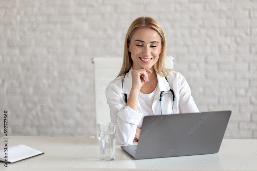Family doctor conducts online consultation in quarantine Family doctor conducts online consultation in quarantine