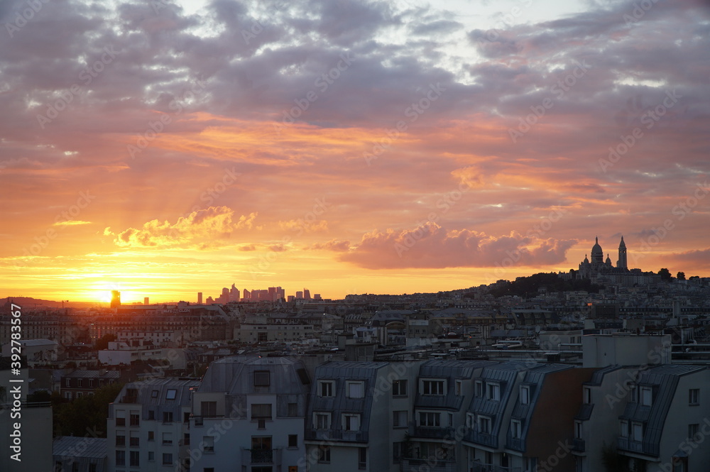 夕焼け空とパリの街並み