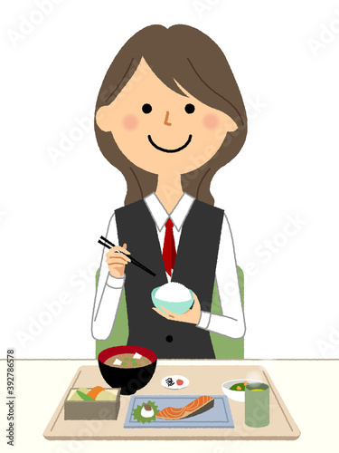 食事をする制服姿の女性