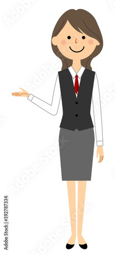案内をする制服姿の女性