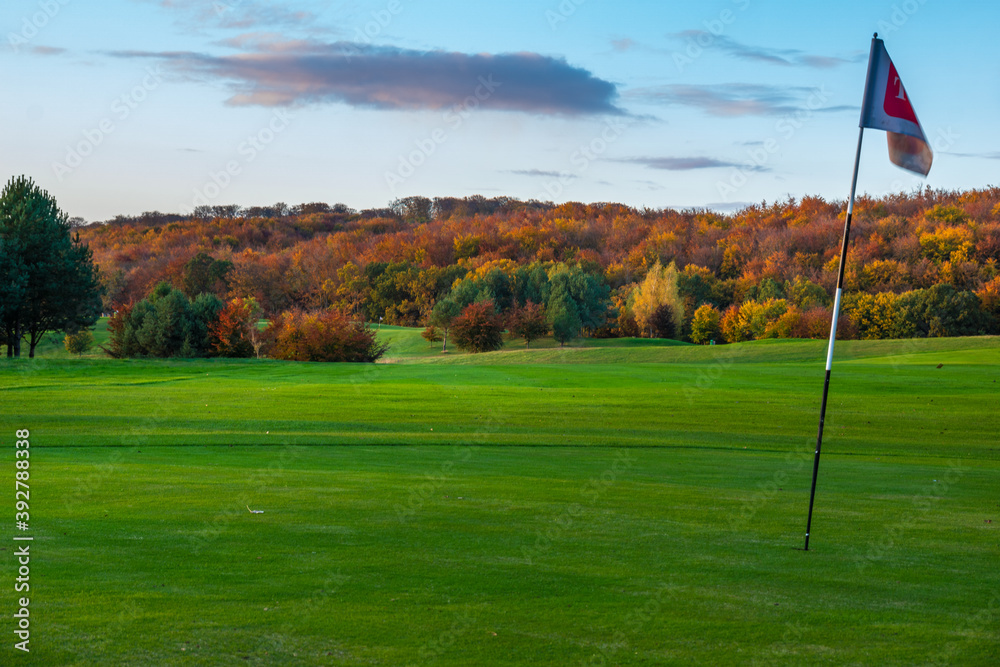 Obraz premium golf course on the hills in the fall entourage.
