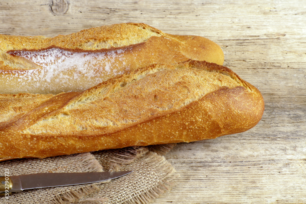 baguettes de pain sur une table en bois