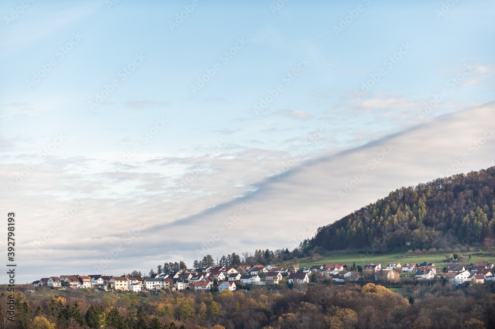 Wohnsiedlung an Berg mit Wolkengebilde