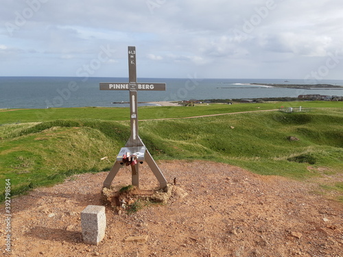 Kreuz höchste Erhebung Pinnebergs  mit Aussucht auf Nordsee und Düne 1, Helgoland