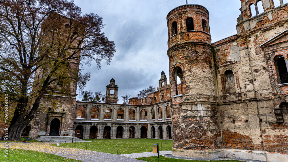 Obraz premium ruiny zamku w Tworkowie na Śląsku w Polsce