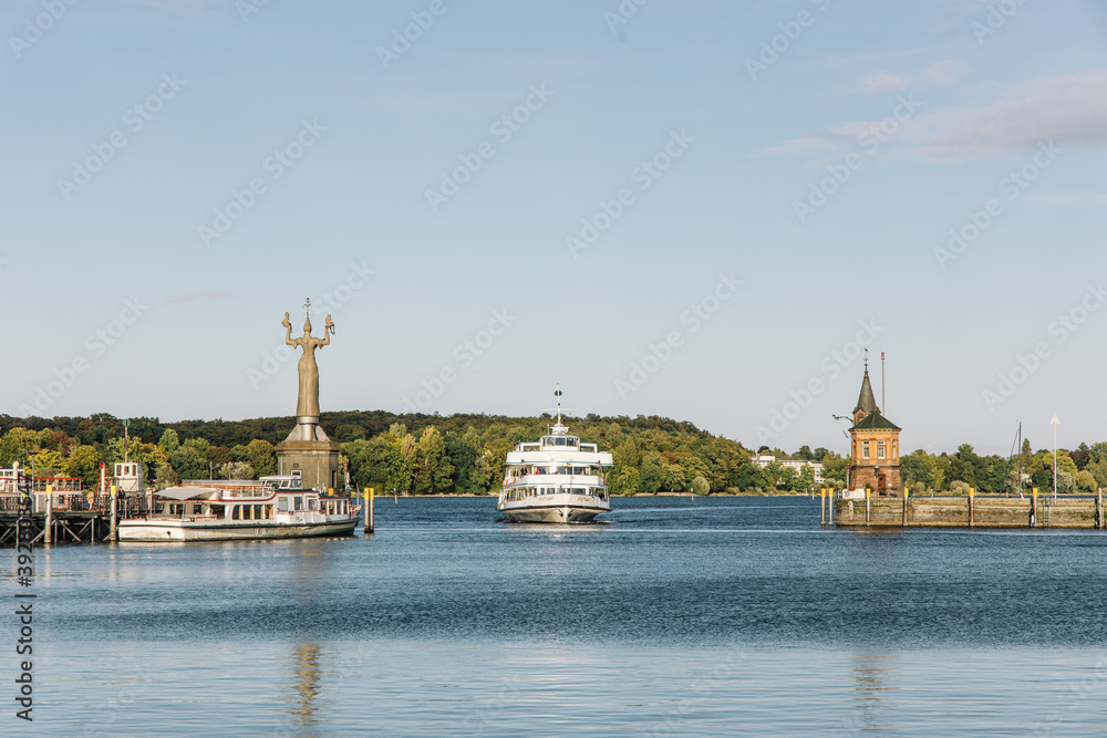 Naklejka premium Schiff auf dem Bodensee und die Imperia Statue in Konstanz, Baden-Württemberg, Deutschland