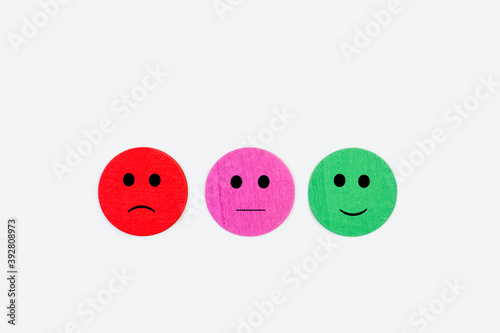 Photos Imagen conceptual con tres caras gesticulando emociones sobre un fondo gris claro aislado