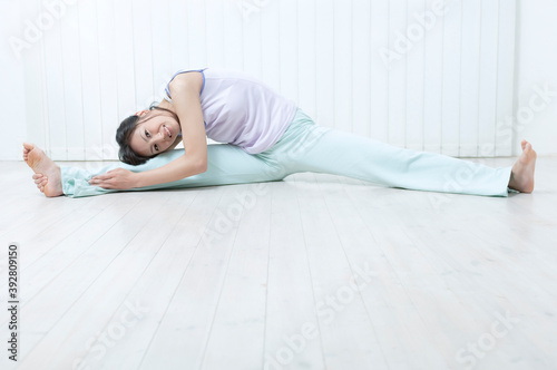 ストレッチをする女性
