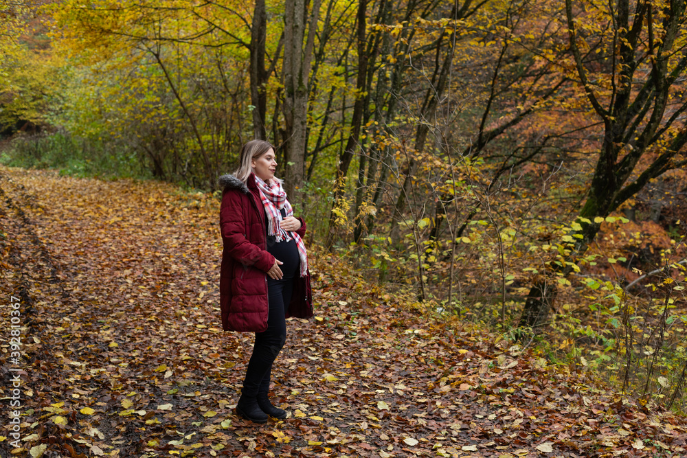 Fototapeta premium Maternity photo shooting in november outdoor