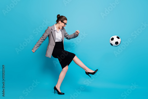 Foto Full length profile side photo funky boss woman kick ball scream wear blazer ski