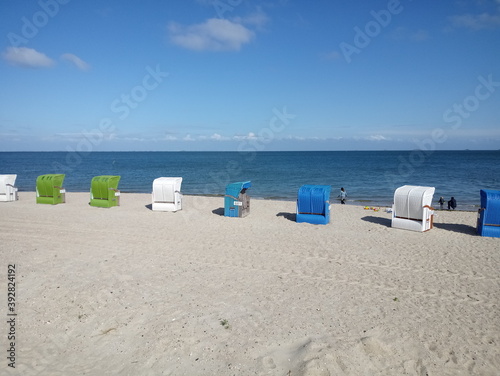 Strandkörbe und blauer Himmel an der Nordsee 5, Föhr