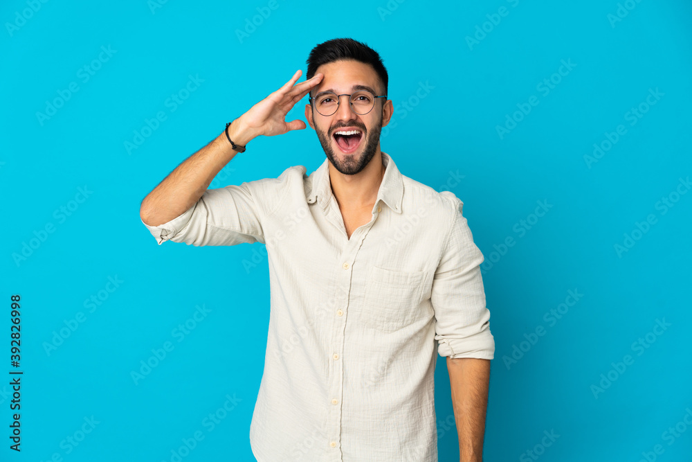 Young caucasian man isolated on blue background has realized something and intending the solution