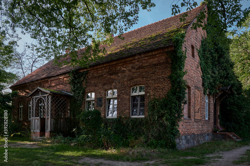 Denkmalgeschützte ehemalige Dorfschule mit hölzernem Portico in Cöthen