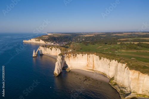Vue aérienne du littoral normand avec les falaises d'Étretat, l'Aiguille et le terrain de golf, en France - Photo prise par drone