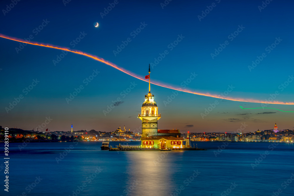 Obraz premium Maiden's Tower in istanbul, Turkey (KIZ KULESI - USKUDAR)