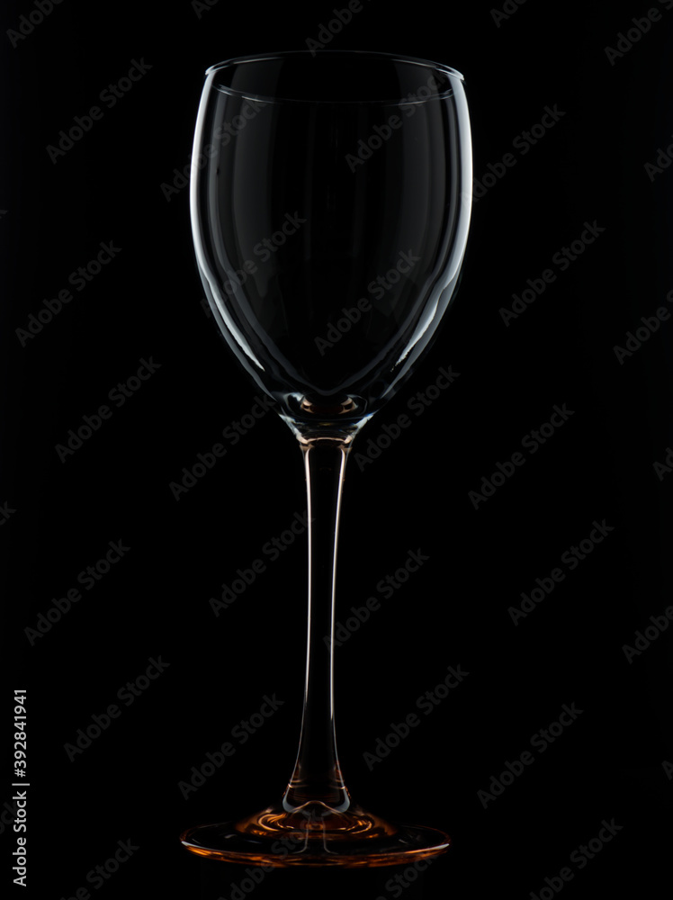 Silhouette eines Weinglases vor schwarzem Hintergrund