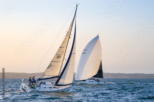 zwei Segelboote treffen sich in der Abendsonne