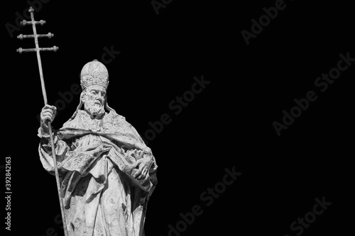Canvastavla Pope Sylvester I statue with cross, at the top of St Sylvester Church in Rome, e