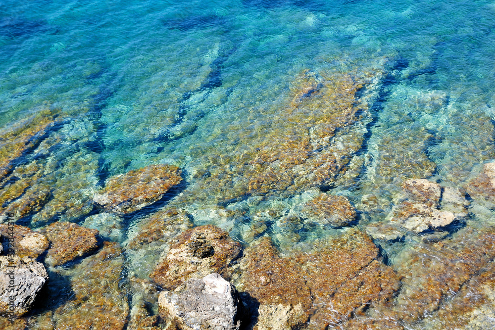 eaux turquoise sur la côte rocheuse catalane