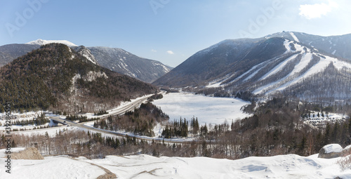 Obraz na płótnie New Hampshire mountains - Cannon and Lafayette, Franconia Notch State Park. Snowy hills and rocks. w salonie