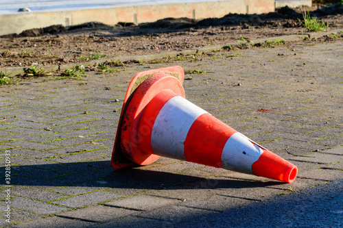 Pylonen auch Warnkegel oder Leitkegel genannt werden zur kurzfristigen Sicherung von Gefahrenstellen oder Baustellen genutzt. photo