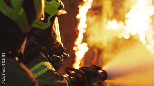 Valokuva Fireman extinguish fire with the hose