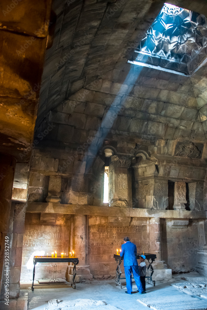 Lichtstrahl fällt in eine Kapelle im Kloster Noravank in Armenien