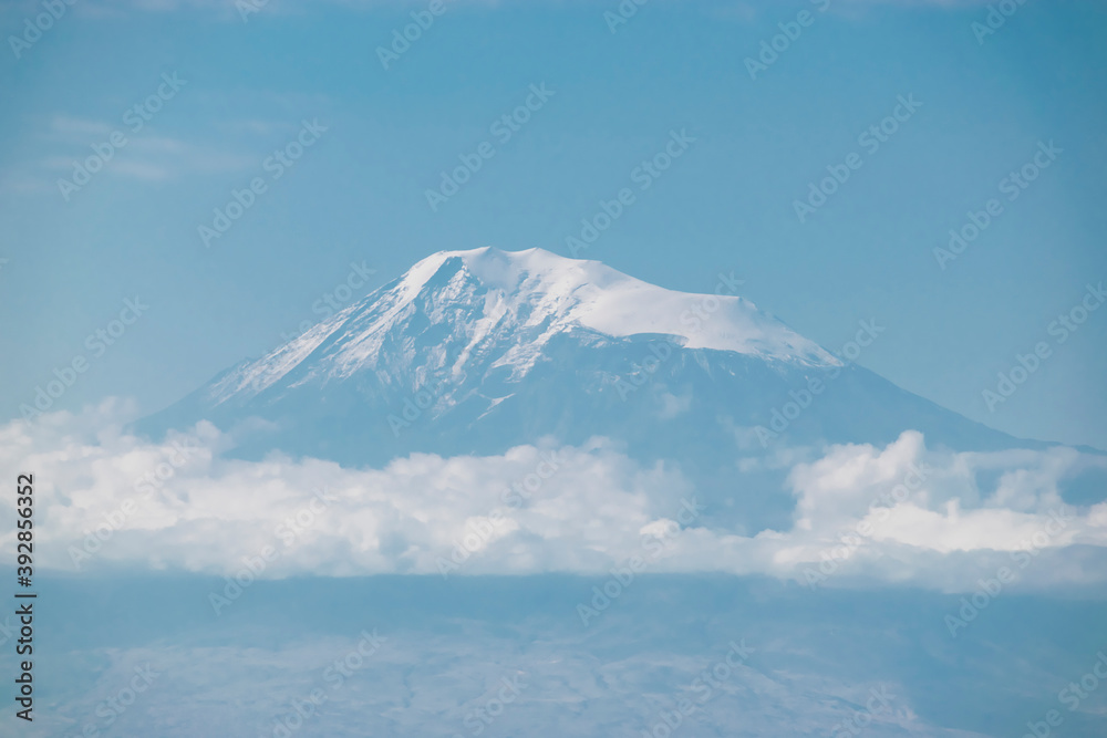Freie Sicht auf den schneebedeckten Gipfel des Berg Ararat von Armenien aus Freie Sicht auf den schneebedeckten Gipfel des Berg Ararat von Armenien aus