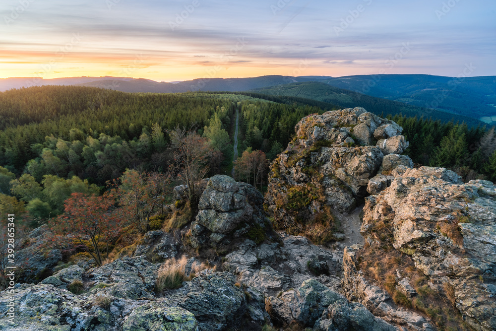 Aussicht von den Bruchhauser Steinen bei Sonnenaufgang, Olsberg, Sauerland, Deutschland