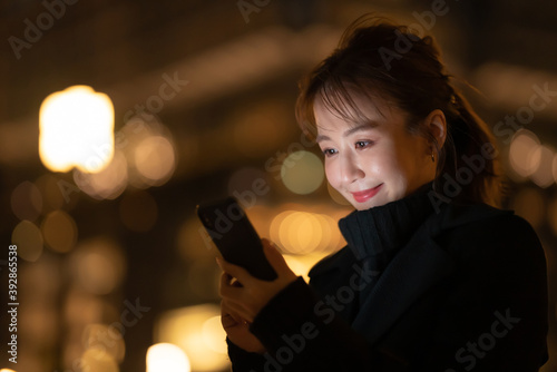 スマートフォン・女性・夜 photo