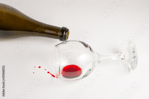 Canvastavla Wine bottle and wine glass on white background