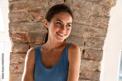 Canvastavla Young happy brunette woman smiling and looking aside