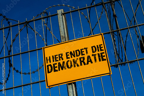 Hier endet die Demokratie photo