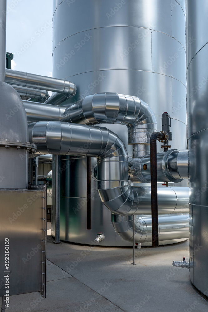 Teil einer neuen Industrieanlage mit Rohren und Silos aus Metall - Detail einer Biogasanlage