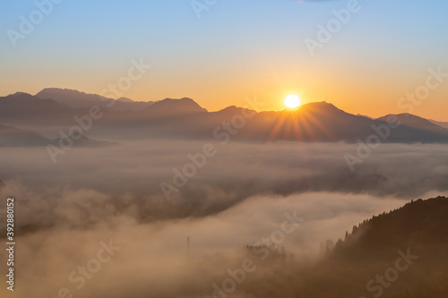 絶景早朝の国見ケ丘から見る雲海と朝日（宮崎県高千穂町）