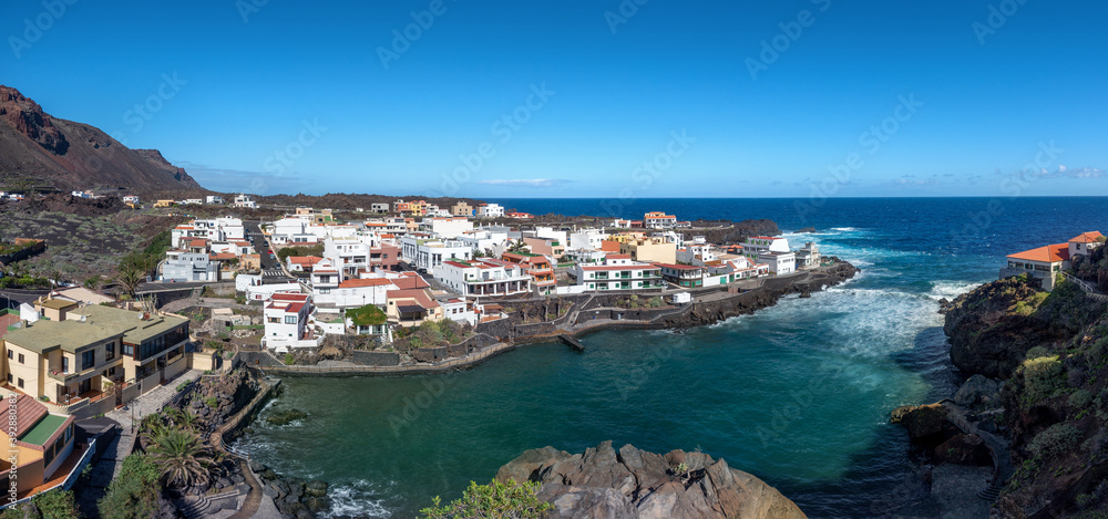 Tamaduste mit Naturschwimmbecken auf der Insel El Hierro, Kanarische Inseln, Panoramablick vom Aussichtspunkt Mirador del Tamaduste