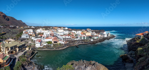 Fototapeta Naklejka Na Ścianę i Meble -  Tamaduste mit Naturschwimmbecken auf der Insel El Hierro, Kanarische Inseln, Panoramablick vom Aussichtspunkt Mirador del Tamaduste