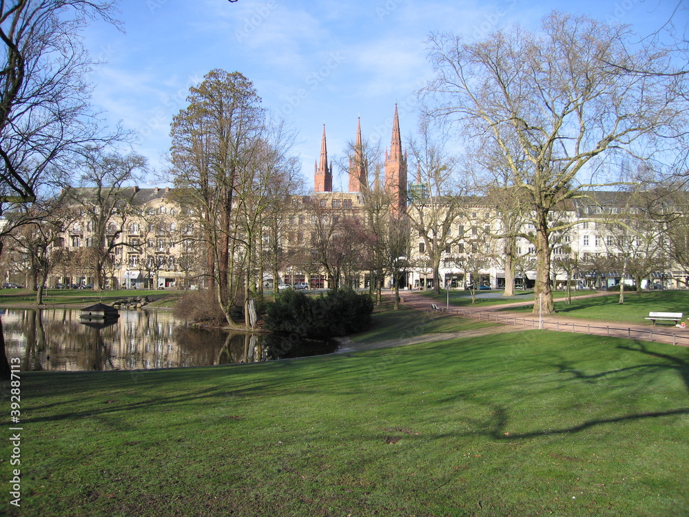 Fototapeta premium Wiesbaden Wilhelmstraße - Prachtallee und Warmer Damm
